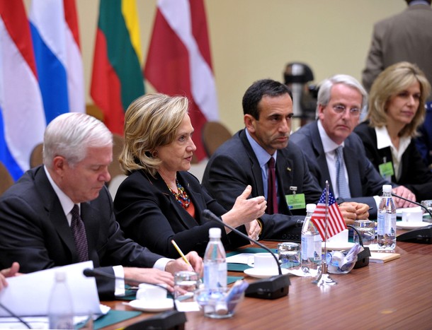 Clinton and Gates meet with Turkish leaders to discuss missile defense vote and radar base