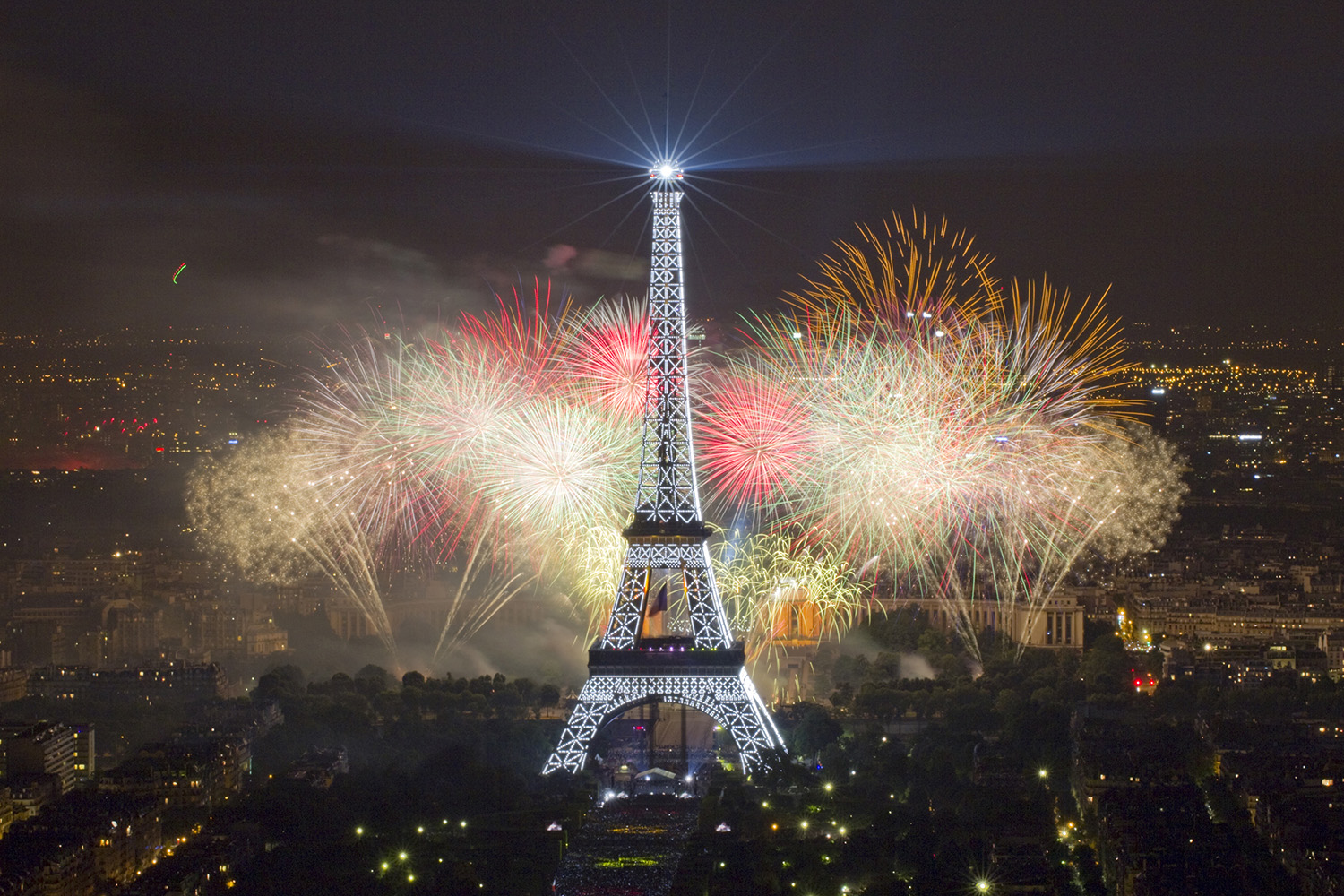 Какой год в париже. Эйфелева башня в день взятия Бастилии. Франция Париж Эйфелева башня салют. Франция Бастилия салют. День взятия Бастилии салют.