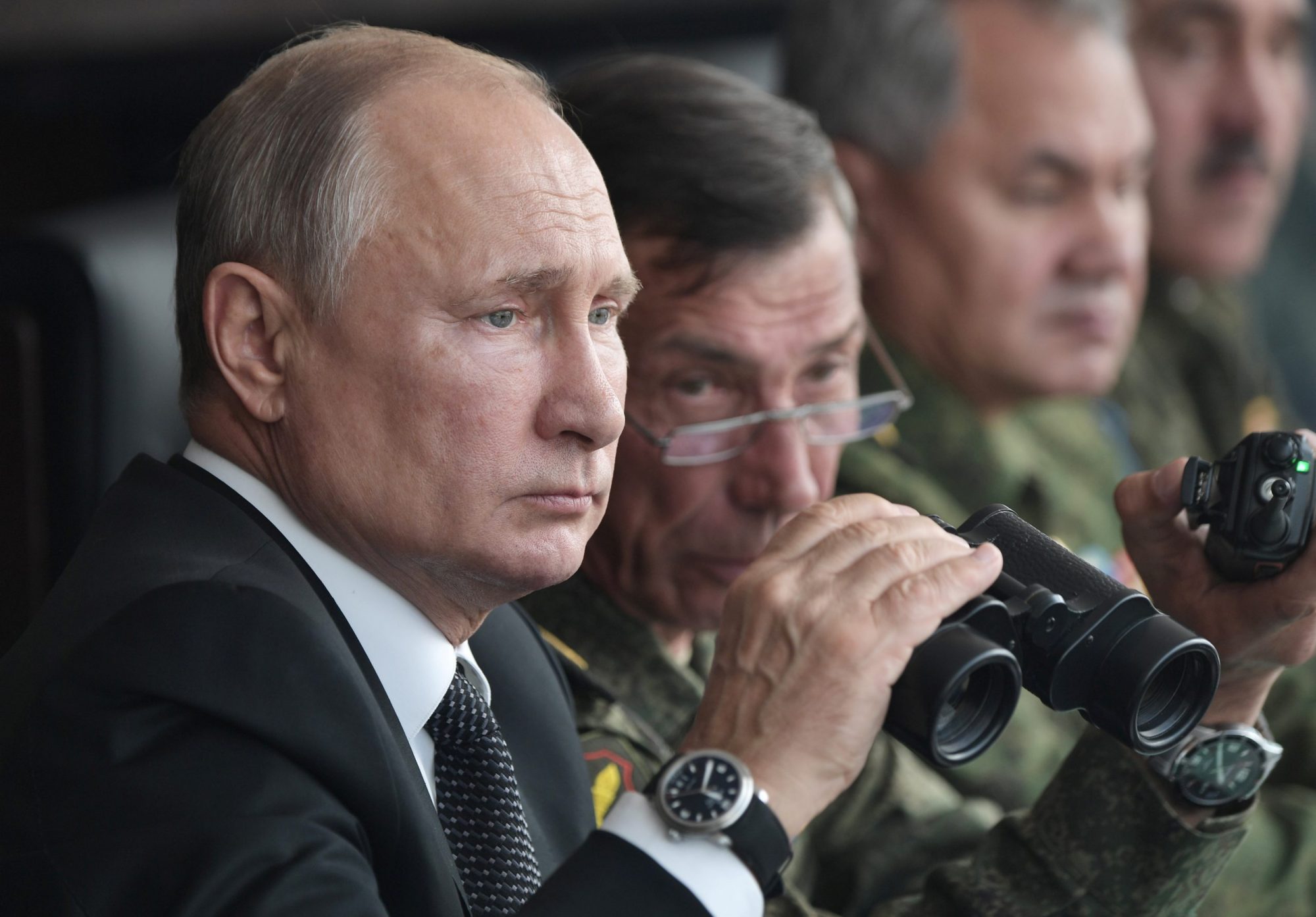 Путин Владимир Владимирович с оружием