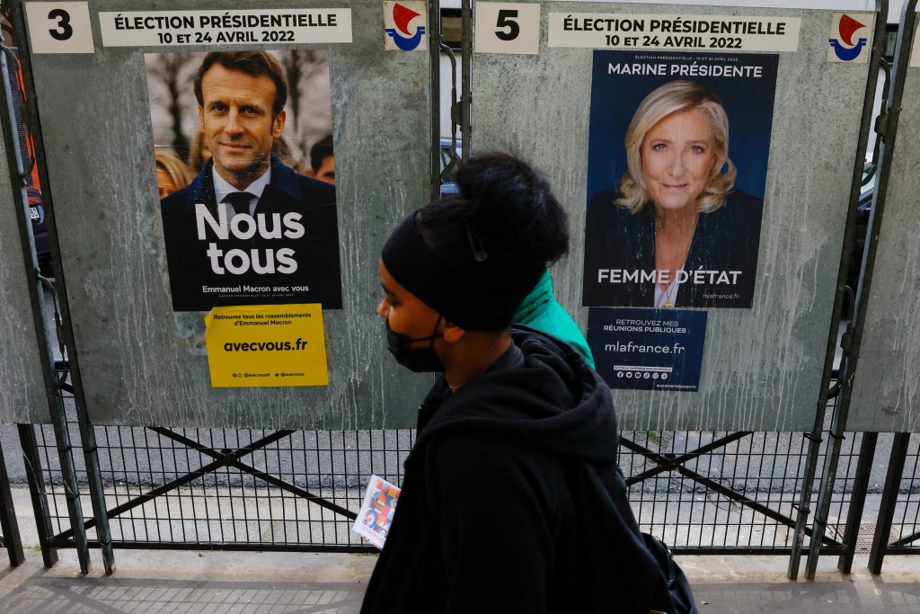France elections: Russia ties haunt far-right candidate Le Pen