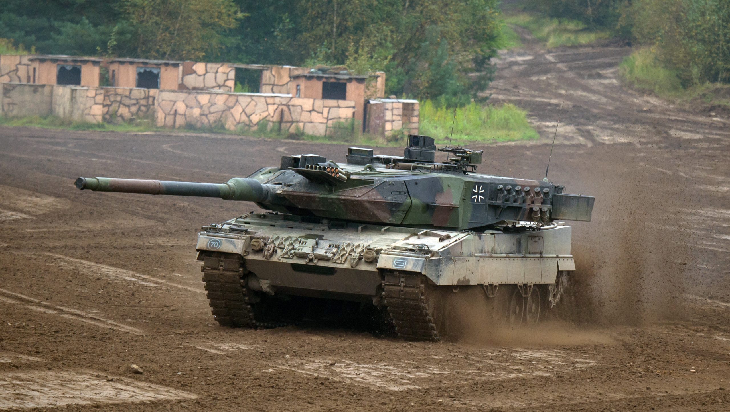 Leopard tanks like a Mercedes, says Ukrainian soldier training in