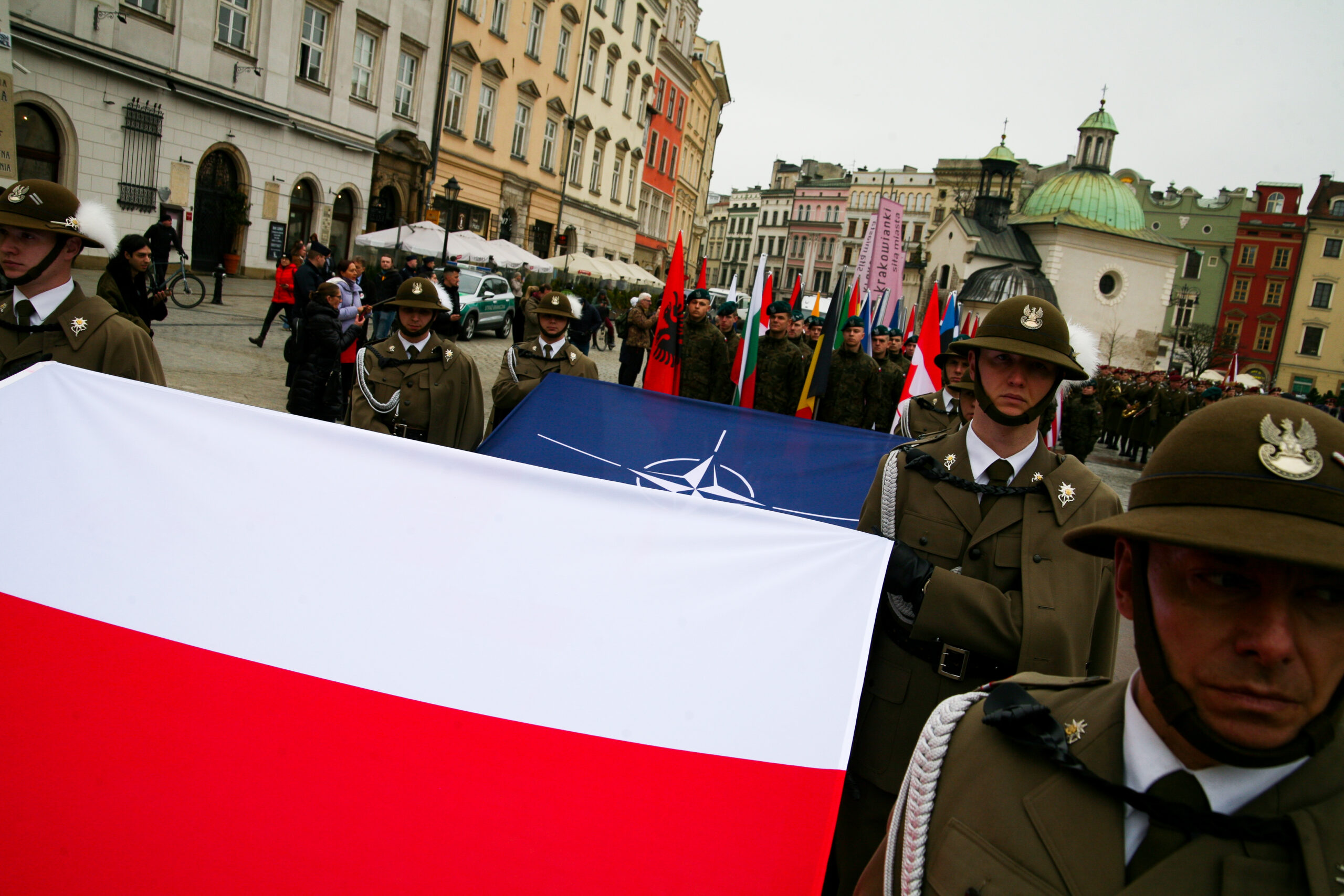 Przesyłka z Warszawy: Rozwój militarny i gospodarczy Polski następuje w czasie, gdy Zachód się chwieje